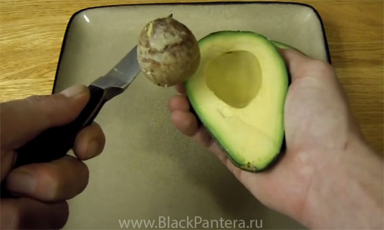 Спелый авокадо с ядром